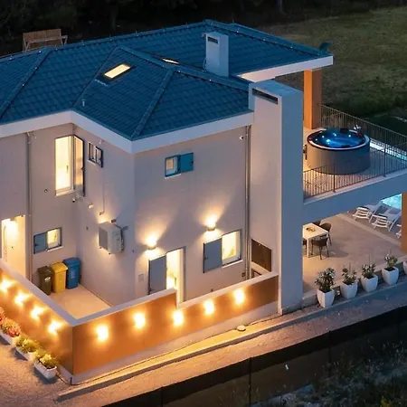 Kanikula - Heated Pool 60m2 - Hot Tubs Вілла Каштела